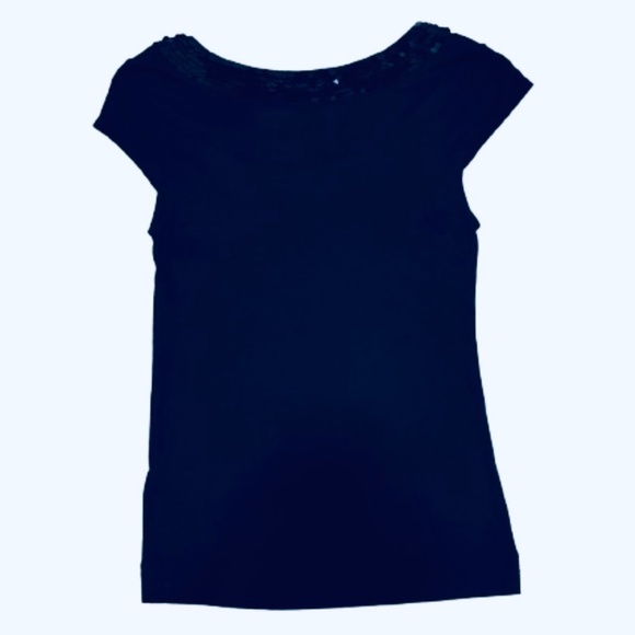 Sequin Trim-Neckline Capsleeve Shiry - Picture 5 of 8